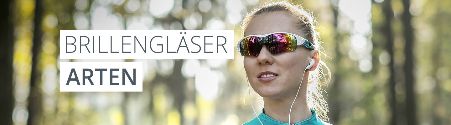 Eine Person mit Sonnenbrille und Kopfhörern steht im Freien mit Bäumen im Hintergrund. Links ist der Text „BRILLENGLÄSER ARTEN“ zu sehen. Die Szene hat eine natürliche, sonnenbeschienene Atmosphäre.