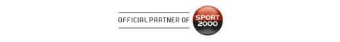 Logo mit dem Text „Offizieller Partner von Sport 2000“. Es besteht aus zwei horizontalen Linien und einem Kreis, der in eine rote und eine schwarze Hälfte geteilt ist, wobei auf der roten Hälfte „Sport“ in Weiß steht und auf der schwarzen Hälfte „2000“ in Weiß.