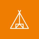 Eine einfache weiße Strichzeichnung eines Campingzelts ist auf einem orangefarbenen quadratischen Hintergrund zentriert. Das Zelt ist mit einer dreieckigen Form und sich kreuzenden Linien dargestellt, was an einen traditionellen Tipi-Stil erinnert.