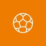 Weißes Fußballsymbol mit einem Sechseck- und Fünfeckmuster auf orangefarbenem Hintergrund.