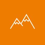 Einfache weiße Strichzeichnung von zwei Gipfeln, die Bergen ähneln, vor einem orangefarbenen Hintergrund.