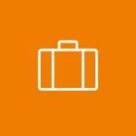 Eine einfache weiße Strichzeichnung eines Koffers ist auf einem orangefarbenen Hintergrund zentriert. Der Koffer hat oben einen Griff und ist mit einem Rechteck in der Mitte und zwei schmaleren Rechtecken auf jeder Seite dargestellt.