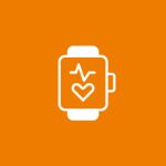 Weißes Smartwatch-Symbol mit einem Herz und einer Pulslinie auf dem Display vor einem orangefarbenen Hintergrund.