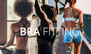 Geteiltes Bild, das drei Frauen in Trainingskleidung von hinten zeigt. Sie sind in verschiedenen Posen, darunter eine Yoga-Dehnübung, sie halten ihre Haare hoch und gehen an einem Geländer entlang. Die Textüberlagerung lautet „BH-ANPROBE“.