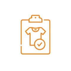Der orangefarbene Umriss einer Zwischenablage mit einem T-Shirt-Symbol und einem Häkchen in einem Kreis davor, auf weißem Hintergrund.