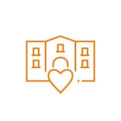 Umriss eines Krankenhausgebäudes mit einem Herzsymbol davor, dargestellt in orangen Linien auf weißem Hintergrund.