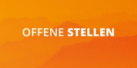 Orangefarbener Hintergrund mit Farbverlauf, Bergsilhouette und großem, fettem weißem Text in der Mitte mit der Aufschrift „OFFENE STELLEN“.