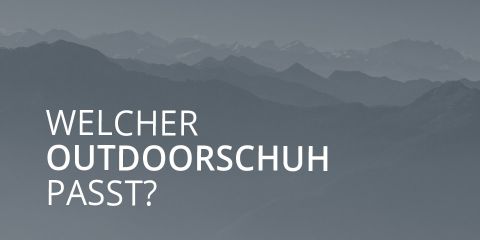 Der Text „WELCHER OUTDOORSCHUH PASST?“ erscheint vor einem Hintergrund aus nebligen Bergen.