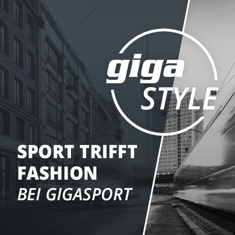 Schwarz-Weiß-Bild einer stilvollen Stadtlandschaft mit dem Text: „giga STYLE“ in einem runden Logo und „SPORT TRIFFT FASHION BEI GIGASPORT“ in Fettschrift, was auf eine Mischung aus Sport und Mode bei Gigasport hinweist.