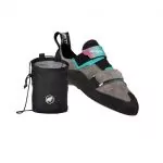 Ein grau-türkisfarbener Kletterschuh mit schwarzer Gummisohle steht neben einem schwarzen Kletterkreidebeutel mit weißem Logo. Der Schuh hat Klettverschlüsse und der Kreidebeutel hat einen Kordelverschluss und einen Tragegurt.