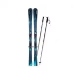 Ein Paar blau-schwarze Skier mit Bindungen neben zwei schwarzen Skistöcken vor weißem Hintergrund.