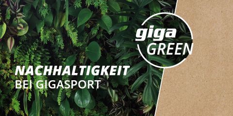 Links ist ein Hintergrund aus üppigem grünem Laub zu sehen, rechts eine braune strukturierte Oberfläche. Der Overlay-Text lautet „Nachhaltigkeit bei Gigasport“ und „Giga Green“ in einem runden Logo.