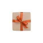 Ein quadratisches Geschenk, eingewickelt in braunes Papier, oben mit einer orangefarbenen Schleife zusammengebunden, zentriert vor einem weißen Hintergrund.