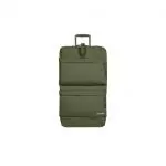 Olivgrüner Rollkoffer mit Teleskopgriff. Er verfügt über mehrere Fächer mit Reißverschluss und ein kleines rotes Etikett am Boden. Die Tasche hat ein minimalistisches Design, das sich für Reisen eignet.