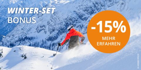 Ein Skifahrer in einer orange-grauen Jacke fährt unter einem klaren blauen Himmel einen schneebedeckten Berg hinunter. Der Text links lautet „WINTER-SET BONUS“ und rechts ein orangefarbener Kreis mit „-15 % MEHR ERFAHREN“.