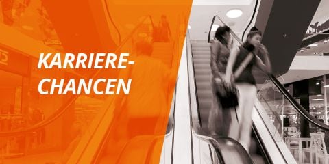 Unscharfes Bild von Menschen auf einer Rolltreppe in einem Einkaufszentrum, mit den deutschen Worten „KARRIERE-CHANCEN“ in Weiß auf einer orangefarbenen Überlagerung auf der linken Seite.