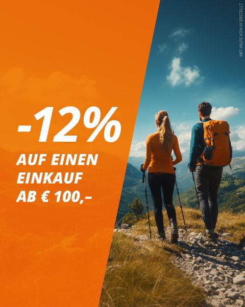 Ein Mann und eine Frau wandern mit Trekkingstöcken unter blauem Himmel auf einem Bergpfad. Eine orangefarbene Überlagerung zeigt den Text: „-12 % auf einen Einkauf ab €100,-“.