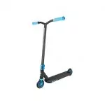 Ein schwarz-blauer Stunt-Scooter mit T-förmigem Lenker. Die Griffe und Räder sind blau und das Deck ist schwarz mit einem blauen Logo. Der Scooter ist vor einem schlichten weißen Hintergrund abgebildet.