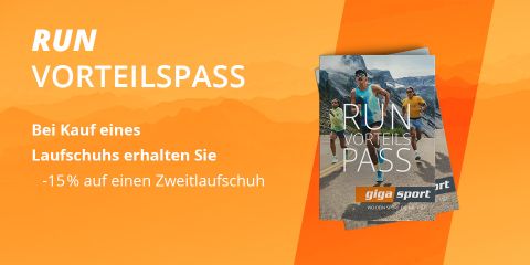 Orangefarbene Werbegrafik für den „Run VorteilsPass“ von Giga Sport, der 15 % Rabatt auf ein zweites Paar Laufschuhe bietet. Zeigt das Bild einer Person, die auf einem Pfad mit Bergen im Hintergrund läuft. Der Text ist auf Deutsch.