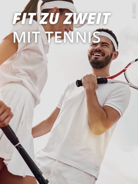 Ein Mann und eine Frau, beide in weißen Tennis-Outfits, lächeln sich an und halten Tennisschläger in der Hand. Der Text „Fit zu zweit mit Tennis“ überlagert das Bild. Die Szene scheint draußen auf einem Tennisplatz zu sein.