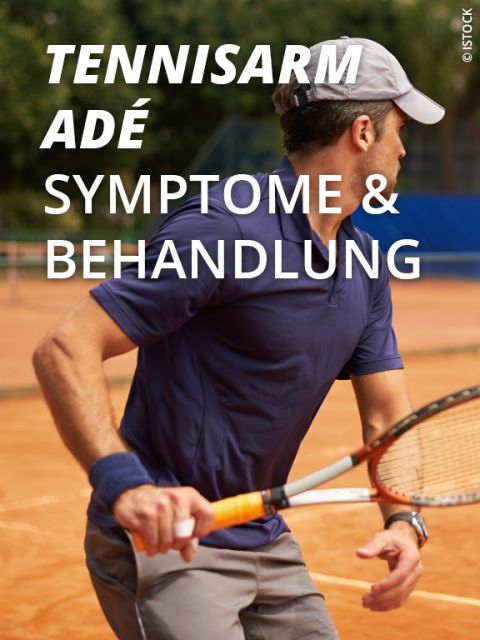 Ein Mann spielt Tennis auf einem Sandplatz und trägt eine Kappe, ein marineblaues Hemd und graue Shorts. Das Bild enthält den Text: „TENNISARM ADÉ SYMPTOME & BEHANDLUNG.