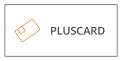 Ein rechteckiges Logo mit dem orangefarbenen Umriss einer Karte auf der linken Seite und dem Wort „PLUSCARD“ in grauer Schrift auf der rechten Seite, vor einem weißen Hintergrund.
