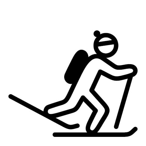 Symbol einer Person, die Ski fährt. Die Figur trägt einen Rucksack, eine Mütze mit Bommel und hält Skistöcke in der Hand. Das minimalistische Schwarz-Weiß-Design auf weißem Hintergrund ist ein Blickfang.