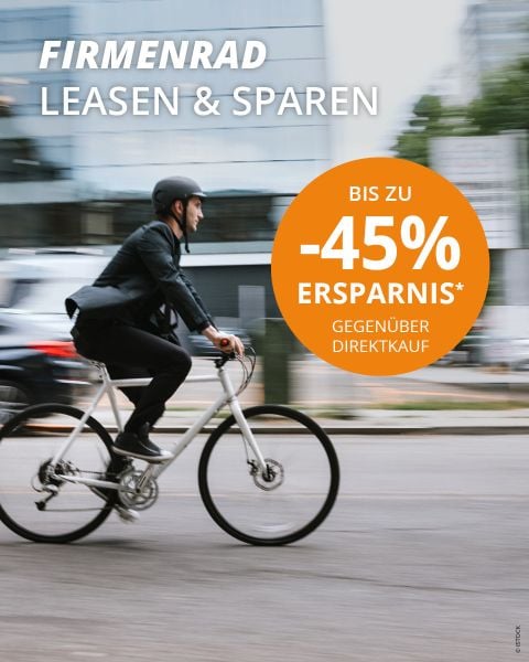 Eine Person in Businesskleidung fährt mit dem Fahrrad durch eine Stadtstraße. Der Text lautet „Firmenrad Leasen & Sparen“ und „Bis zu -45% Ersparnis gegenüber Direktkauf“. Damit wird für das Leasing von Firmenrädern mit bis zu 45% Ersparnis gegenüber dem Direktkauf geworben.