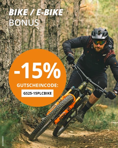 Ein Radfahrer in Schutzausrüstung fährt mit seinem Mountainbike durch einen Waldweg. Die Textüberlagerung bietet mit dem Code „GS25-15PLCBIKE“ 15 % Rabatt auf einen Fahrrad-/E-Bike-Bonus.