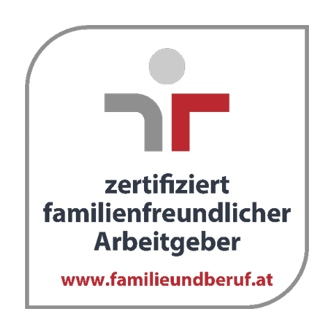 Logo mit einer stilisierten grau-roten Figur über dem Text „zertifiziert familienfreundlicher Arbeitgeber“ und einem Website-Link „www.familieundberuf.at“ darunter.