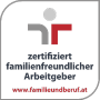 Logo mit roten und grauen abstrakten Figuren neben dem Text „zertifiziert familienfreundlicher Arbeitgeber“ und Website „www.familieundberuf.at“ darunter.