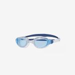 Blaue Schwimmbrille mit klarem Rand und verstellbarem, marineblauem Band auf weißem Hintergrund.