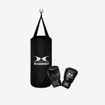 Schwarzer Boxsack, der mit zwei schwarzen Boxhandschuhen behängt ist, die mit dem Logo "HAMMER" auf weißem Hintergrund versehen sind.