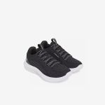 Ein Paar schwarze Sportschuhe mit weißer Sohle und grauen Schnürsenkeln, dargestellt auf einem schlichten weißen Hintergrund.