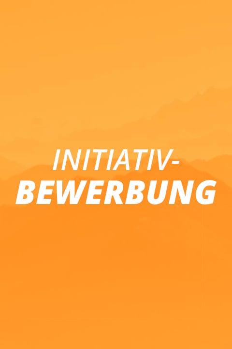 Weißer Text auf einem orangefarbenen Hintergrund mit Farbverlauf: "INITIATIV-BEWERBUNG" in fetten und gleichmäßigen Großbuchstaben. Im Hintergrund sind dezente Bergsilhouetten zu sehen.