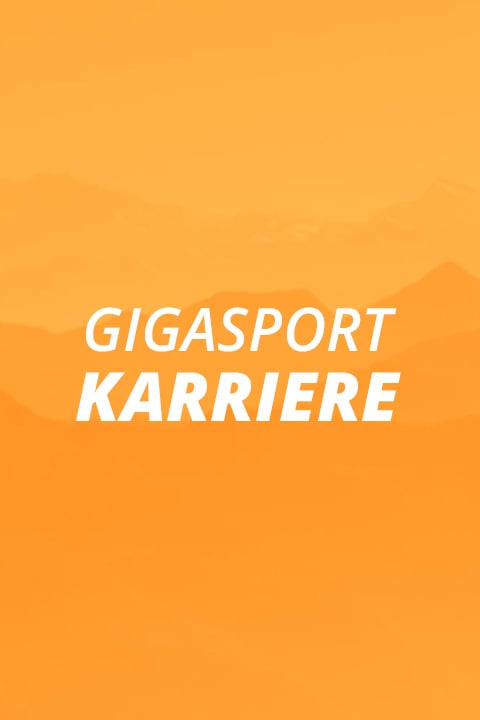 Orangefarbener Hintergrund mit schwachen Bergsilhouetten. Der weiße Text in der Mitte lautet "GIGASPORT KARRIERE".