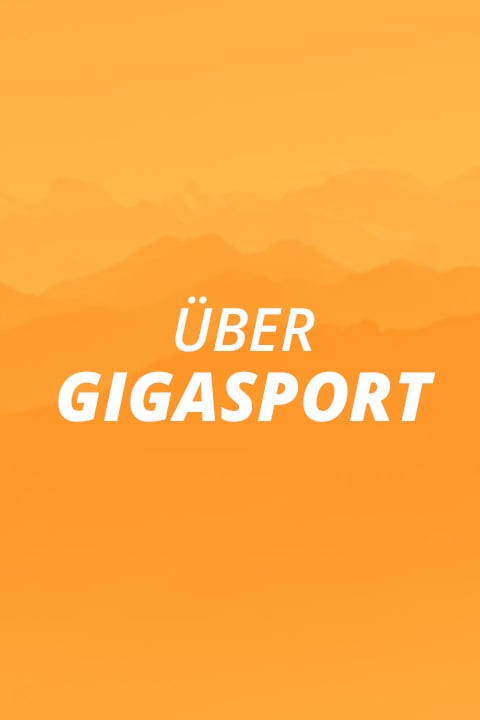 Oranger Hintergrund mit Farbverlauf und schwachen Bergsilhouetten. In der Mitte steht in weißer Schrift "ÜBER GIGASPORT" mit "GIGASPORT" in Fettdruck.
