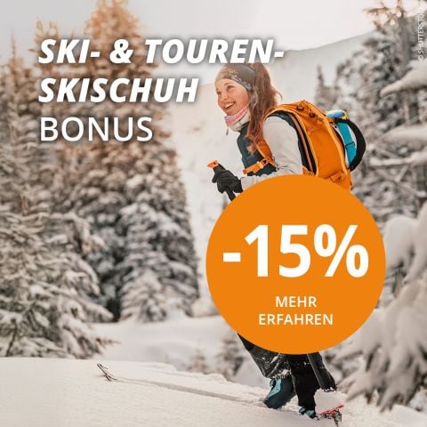 Nahaufnahme einer Person in türkisfarbenen Skischuhen, die die Schnallen schließt. Sie steht auf schneebedeckten Skiern. Überlagerter orangefarbener Kreis mit Text: „SKI- & TOURENSKISCHUH BONUS -15% MEHR ERFAHREN“ auf Deutsch, der einen Rabatt anbietet.