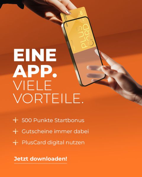 Eine Hand hält ein Smartphone, auf dem eine digitale Karte abgebildet ist. Der Text wirbt für eine App mit Vorteilen wie einem 500-Punkte-Bonus, Gutscheinen und der Nutzung der digitalen Karte. Der Hintergrund ist orange, und der Text lautet: "Jetzt downloaden!.