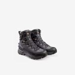 Ein Paar schwarze Wanderstiefel mit robusten Sohlen und hohem Knöchelschutz, dargestellt auf einem schlichten weißen Hintergrund.
