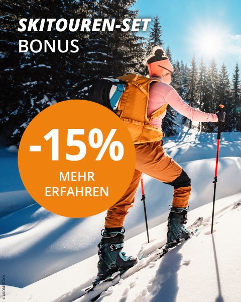 Eine Gruppe von drei Skifahrern in Winterkleidung wandert durch verschneites Gelände. Das Bild enthält einen Werbetext für ein Skitourenset mit 20 % Rabatt auf Deutsch. Im Hintergrund sind schneebedeckte Berge zu sehen.
