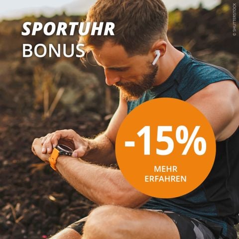 Ein Mann und eine Frau joggen Betonstufen hinauf und tragen Fitnessuhren. Er trägt ein orangefarbenes Tanktop und marineblaue Shorts, während sie ein graues Top und grüne Leggings trägt. Der Text lautet „SPORTUHR BONUS -15 % MEHR ERFAHREN.