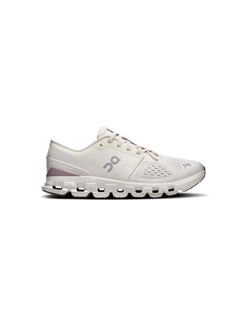 Beige-weißer sportlicher Laufschuh mit belüftetem Obermaterial und ausgeprägter gepolsterter Sohle, dargestellt in einer Seitenansicht auf weißem Hintergrund.