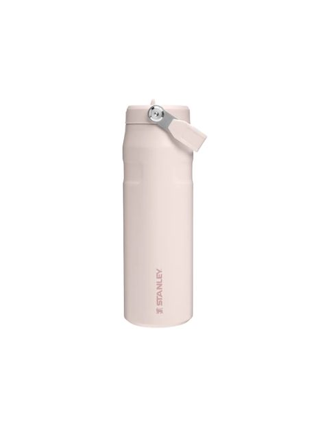 Eine hellrosa Stanley-Reiseflasche mit Flip-Top-Deckel und Tragegriff, aufrecht stehend auf weißem Hintergrund.