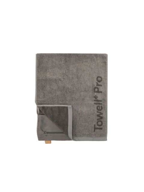 Gefaltetes graues Handtuch mit dem Text "Towel Pro" und einer kleinen Reißverschlusstasche auf weißem Hintergrund.
