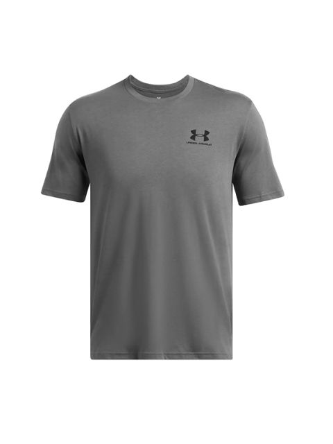 Graues Kurzarm-T-Shirt von Under Armour mit einem kleinen schwarzen Logo und dem Markennamen auf der linken Brust auf weißem Hintergrund.