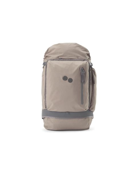 Ein beiger Rucksack mit einer Reißverschlusstasche auf der Vorderseite, zwei schwarzen Punkten und grauen Akzenten, der aufrecht vor einem weißen Hintergrund steht.