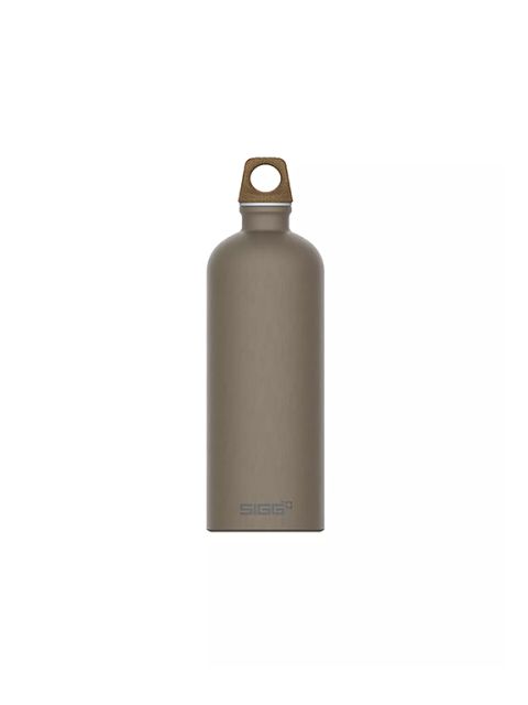 Eine mattgraue, wiederverwendbare SIGG-Wasserflasche mit Schraubverschluss und braunem Schlaufengriff vor einem schlichten weißen Hintergrund.