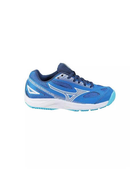 Blauer Sport-Sneaker mit weißen und hellblauen Akzenten, weißer Sohle und Mesh-Obermaterial auf einem schlichten weißen Hintergrund.