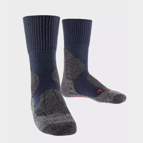 Zwei Paar Wadensocken sind vor hellem Hintergrund abgebildet. Die Socken haben einen dunkelblauen oberen Teil und einen grauen Fußbereich. Quer über das Bild steht in weißer Schrift „HERREN“.